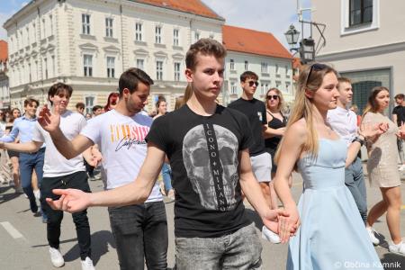 Kamnik danes v znamenju maturantske četvorke, v kateri je zaplesalo preko 200 maturantk in maturantov (79)